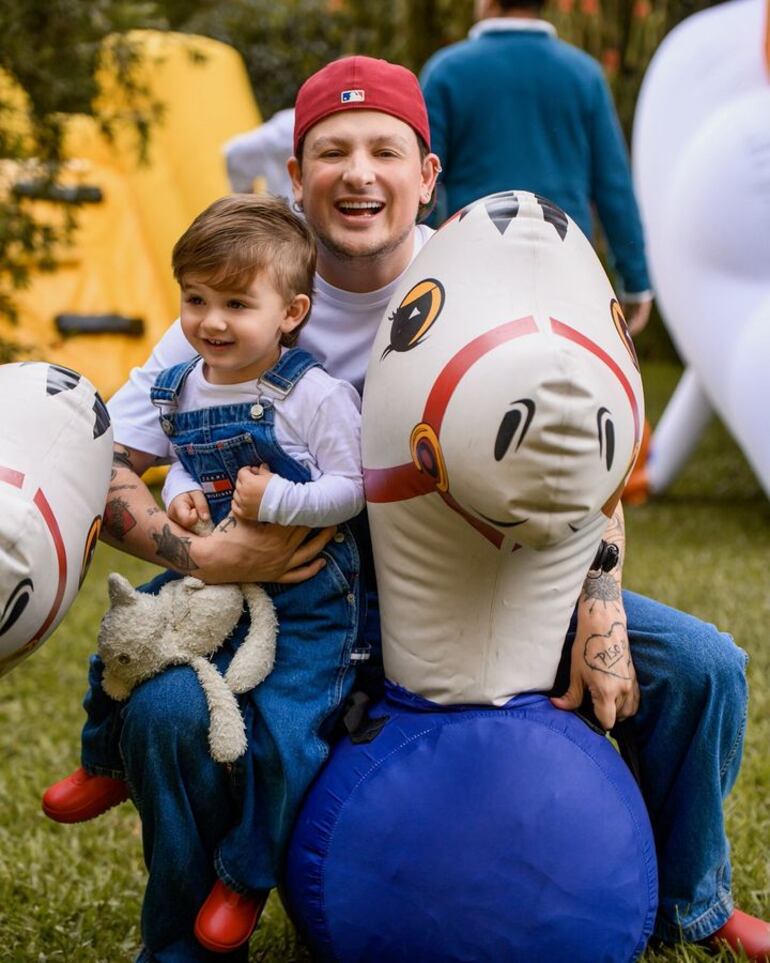 ¡Divertidos! Bruno y su orgulloso papá Pablo Mejía. (Instagram/Stephania Stegman)