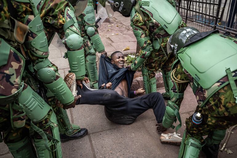 Un hombre reacciona en el suelo cuando agentes de la policía de Kenia lo arrestan En Nairobi. Miles de personas volvieron este jueves a las calles en numerosas ciudades de Kenia para protestar contra el Gobierno, pese a que el presidente, William Ruto, retiró este miércoles el polémico proyecto de ley de subidas fiscales que desató las manifestaciones que sacuden al país desde el pasado día 18.