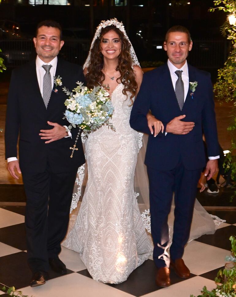 La novia fue llevada al altar por sus hermanos Franklin y Rafael Boccia.