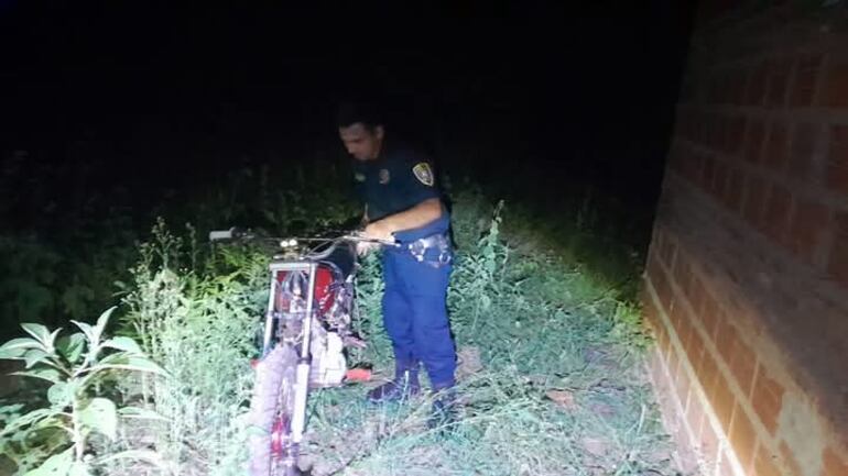 Una motocicleta hurtada en Ybycuí fue abandonada en Acahay.