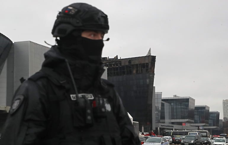 Un policía ruso fuera del Crocus City Hall de Moscú, luego del atentado del pasado 22 de marzo.
