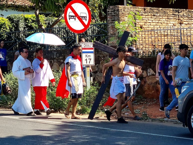 Jóvenes realizan la personificación de la pasión, muerte y resurección de Cristo en la ruta Luque-San Lorenzo.