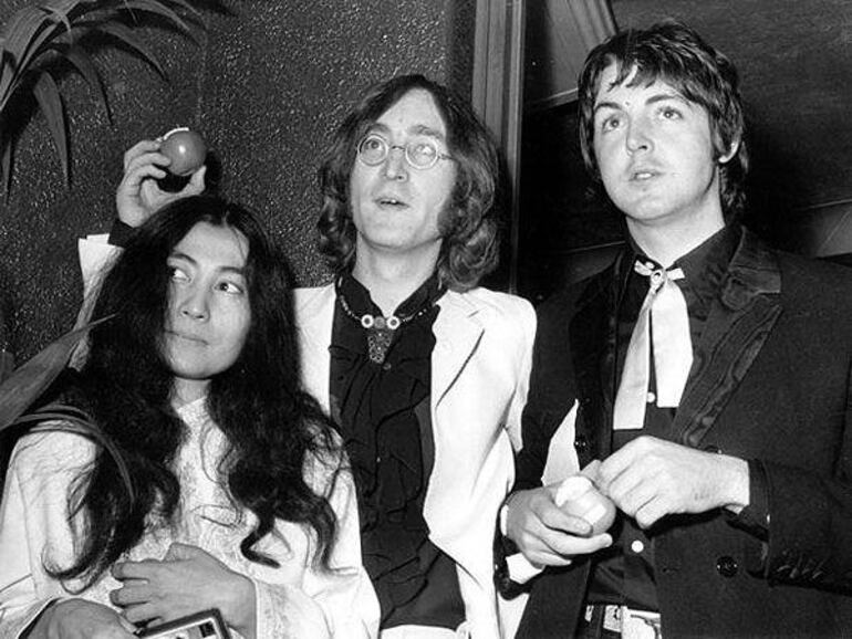 Yoko Ono, John Lennon y Paul McCartney.