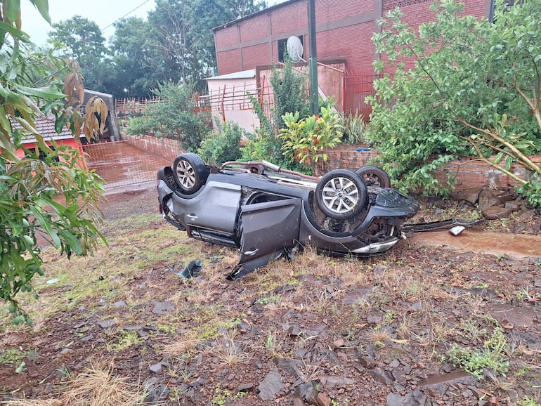 Pista mojada y aparatosos accidentes en Tomás Romero Pereira sobre la ruta PY06