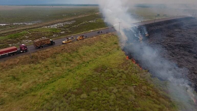 Un incendio forestal de gran magnitud se registró en Arroyos y Esteros. Unidades del Cuerpo de Bomberos Voluntarios del Paraguay (CBVP) acudieron hasta el lugar para combatir el fuego. Clausuraron un tramo de la ruta debido al humo.