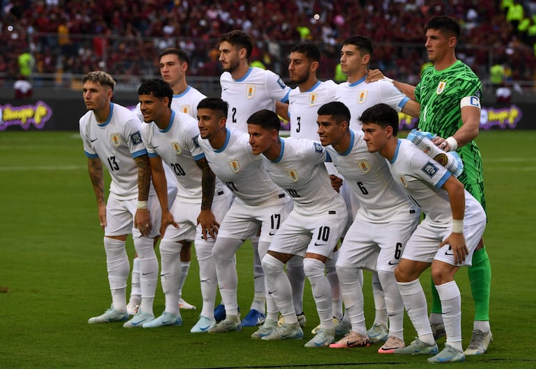 Los jugadores de Uruguay posan para la fotografía previa al partido contra Venezuela por la octava fecha de las Eliminatorias Sudamericanas 2026 en el estadio Monumental, Maturín, Venezuela. 