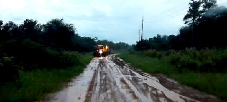 La utilización de tractores en días de lluvia empeoran los caminos precarios de tierra en el Alto Paraguay.