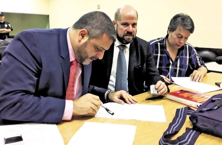 Luis Ortigoza, expresidente del Indert, junto a sus abogados Álvaro Arias y José Fernández en la sala de juicios, en una anterior audiencia.