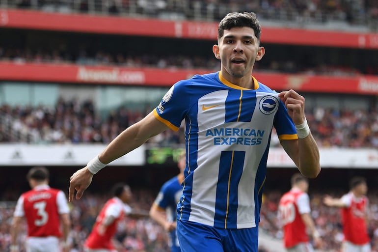 El paraguayo Julio Enciso, jugador del Brighton, celebra un gol en el partido contra el Arsenal en el Emirates Stadium.