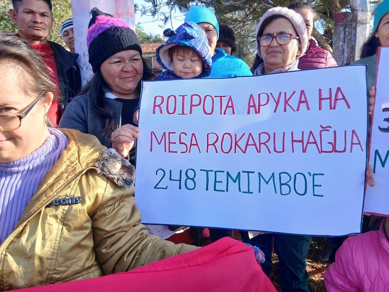 Familias de la escuela Tava Guaraní, de Santa Rosa del Aguaray, reclaman cocina y comedor para el programa Hambre Cero.