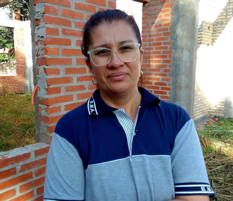 
La profesora y directora de la institución Raquel Centurión pide a las autoridades del MEC la terminación de la obra.