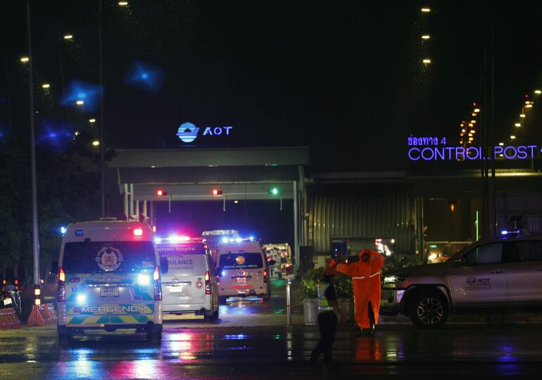 Ambulancias en el aeropuerto Suvarnabhumi en Samut Prakan, provincia de Tailandia, donde aterrizó de emergencia el vuelo de Singapore Airlines.