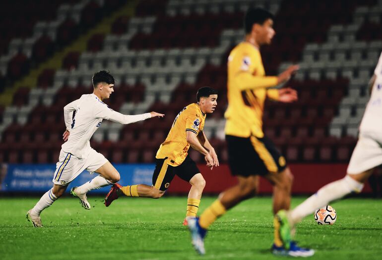 Enso González, jugador del Wolverhampton, durante el partido ante el Leeds en Aggborough Stadium de la ciudad inglesa de Kidderminster.