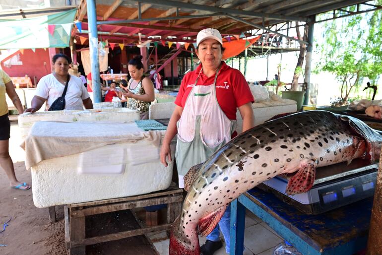 Vendedoras de pescado se preparan para la veda en Puente Remanso.