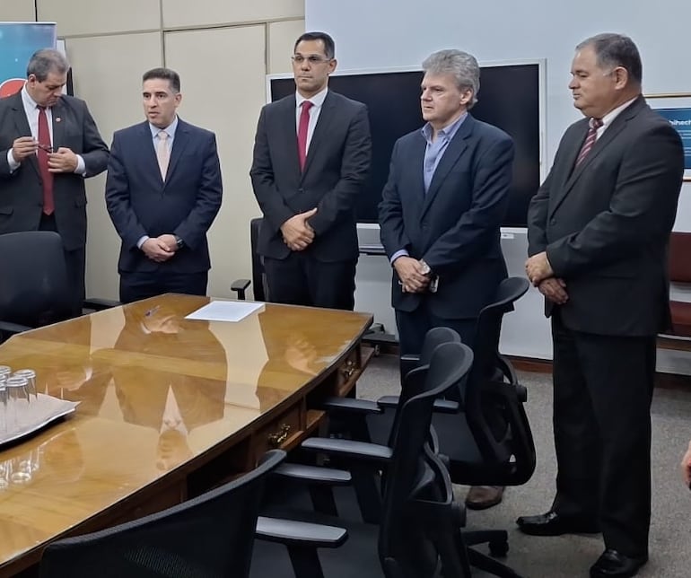 El nuevo presidente de Copaco (último a la derecha) Rodrigo Benito Ferreira Cárdenas, al lado de Sante Vallese, extitular de la compañía.