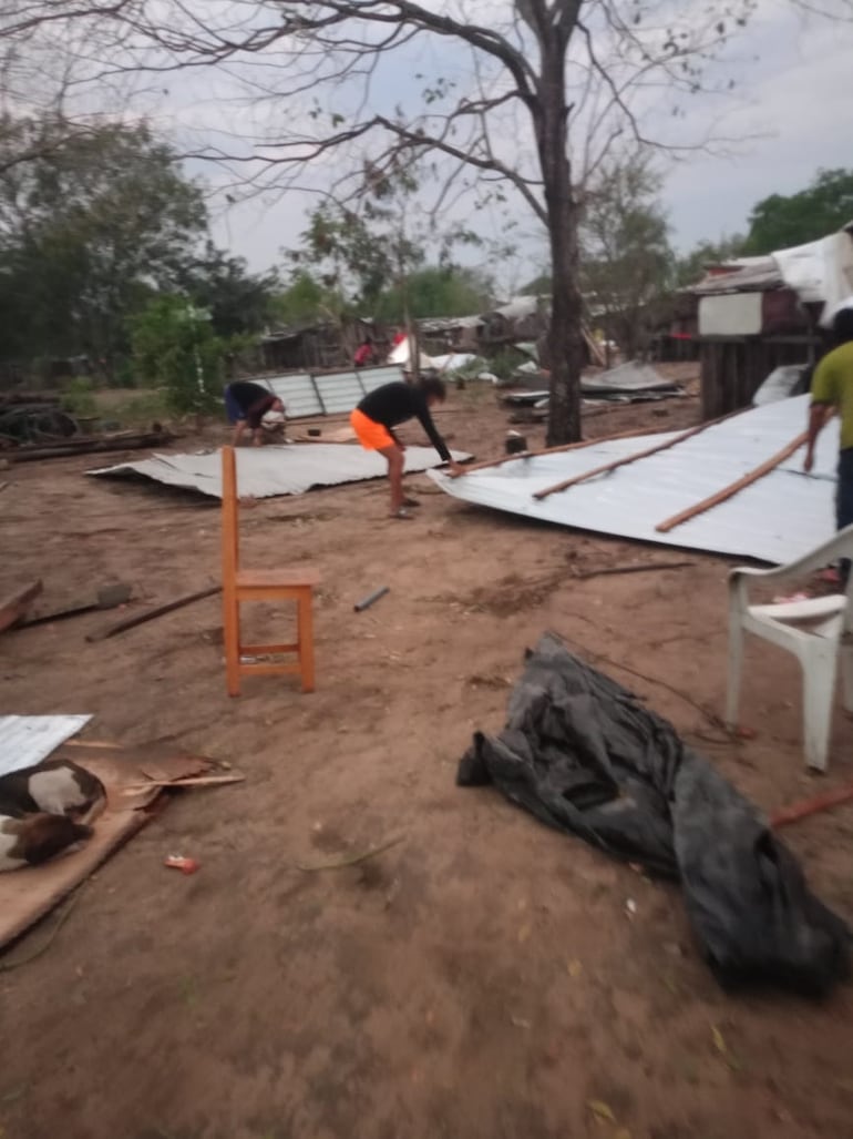 Las personas buscan recuperar lo que se pueda, tras el paso del temporal por la comunidad.