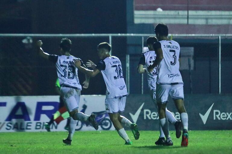 Jugadores de Tacuary celebrando el gol de Luis Mario Martínez ante Fernando de la Mora.