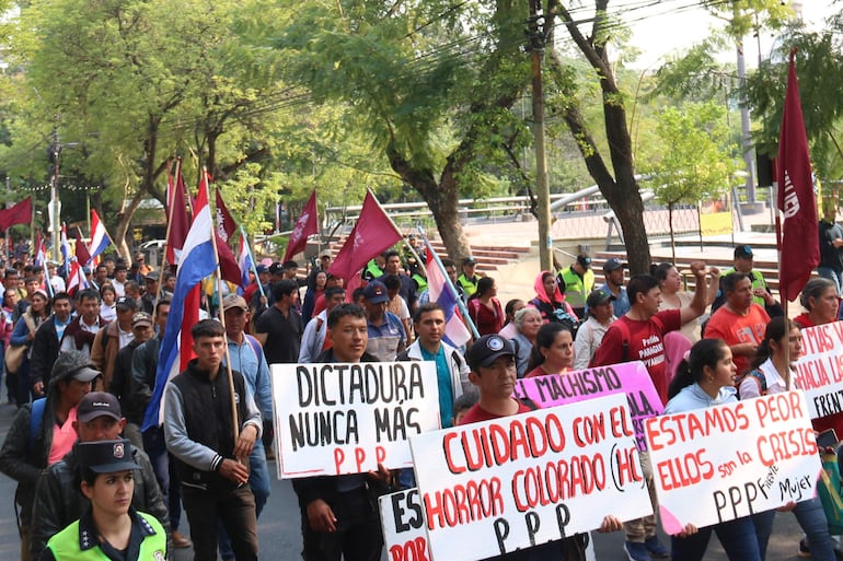 Ciudadanos participan en una manifestación y reclamaron al presidente Santiago Peña trabajar en políticas sociales que promuevan el empleo. Foto de archivo.
