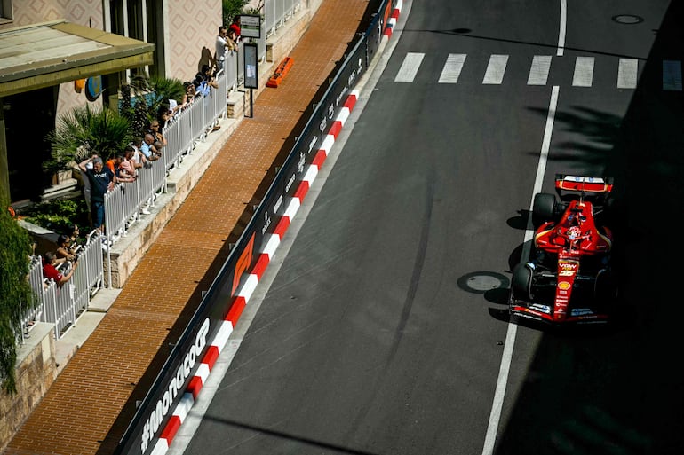 El Ferrari del piloto monegasco Charles Leclerc en la sesión de ensayo libre del Gran Premio de Mónaco, la octava fecha del Mundial 2024 de la Fórmula 1, en el circuito callejero de Mónaco. 