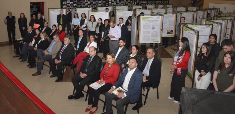 Esta semana se realizó la  feria científica de la Facultad de Ciencias Económicas de la UNA, donde se presentó la investigación sobre movilidad de buses eléctricos.