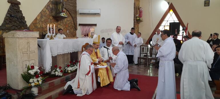 Momento en que el Nuncio Apostólico, Vicenzo Turturro, ordenó de diáconos a Utilio Palmerola y Ranulfo Ríos en la parroquia  San José Obrero de Pilar.