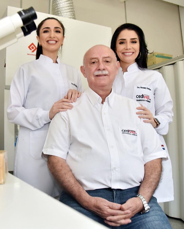 Las encargadas de laboraborio, doctoras María Fátima Rodríguez Valinotti y Rosmary Rodríguez Valinotti, a cargo de la coordinación del Prof. Dr. Antonio Rodríguez.