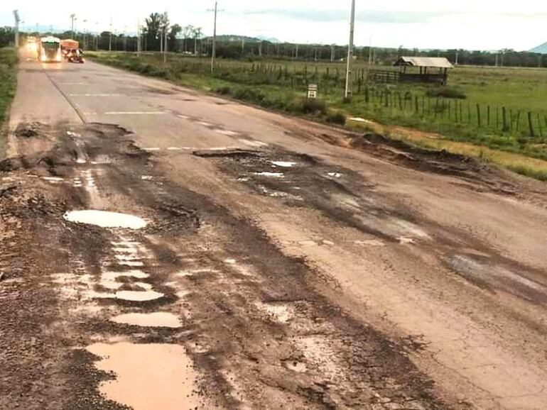 Peligrosos y profundos baches ponen en riesgo a los automovilistas que circulan por ruta PY01.