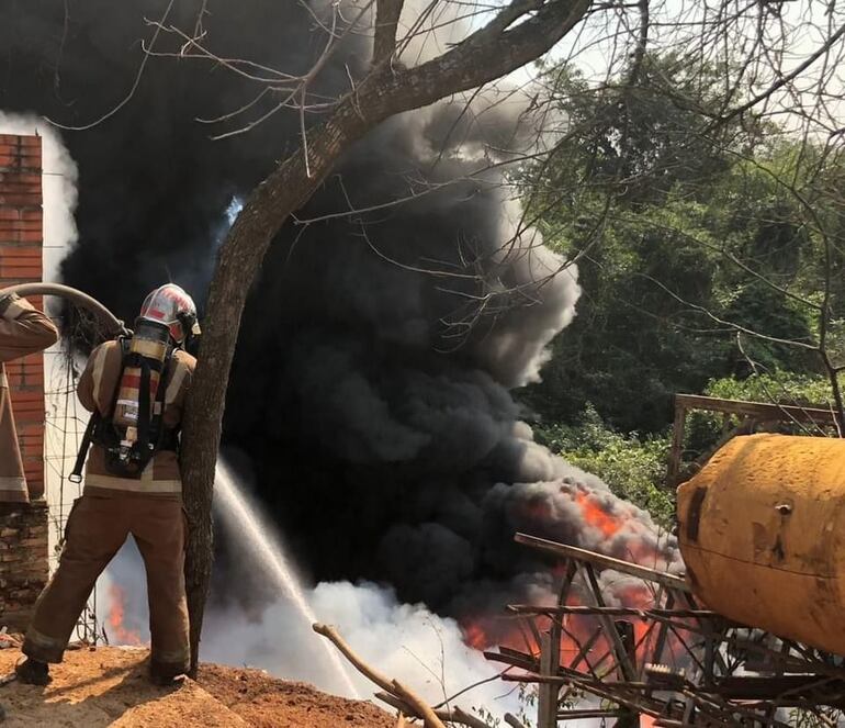 Bomberos combatiendo el fuego en Ñemby.