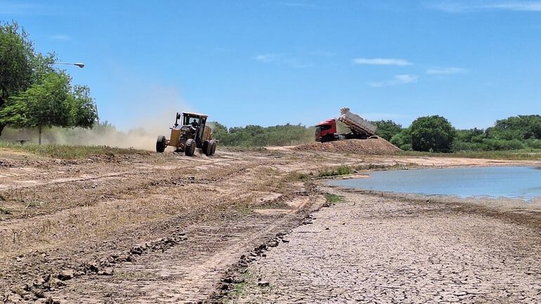 Autoridades militares de la zona de Mariscal Estigarribia encabezaron una iniciativa para recuperar el Parque Recreativo Yrendagué el cual posee un lago en el cual están trabajando para juntar nuevamente agua apenas lleguen las primeras lluvias.