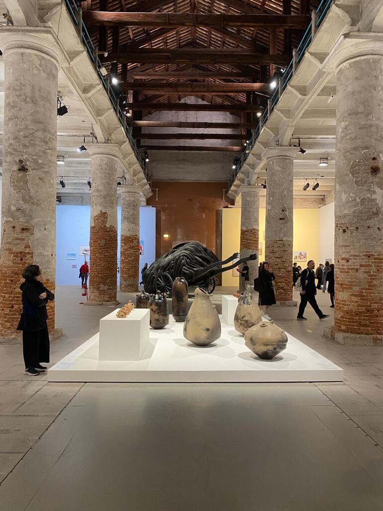 Las obras de Julia Isídrez y Juana Marta Rodas en un espacio central del Arsenale, uno de los sitios de exhibición de la Bienal.