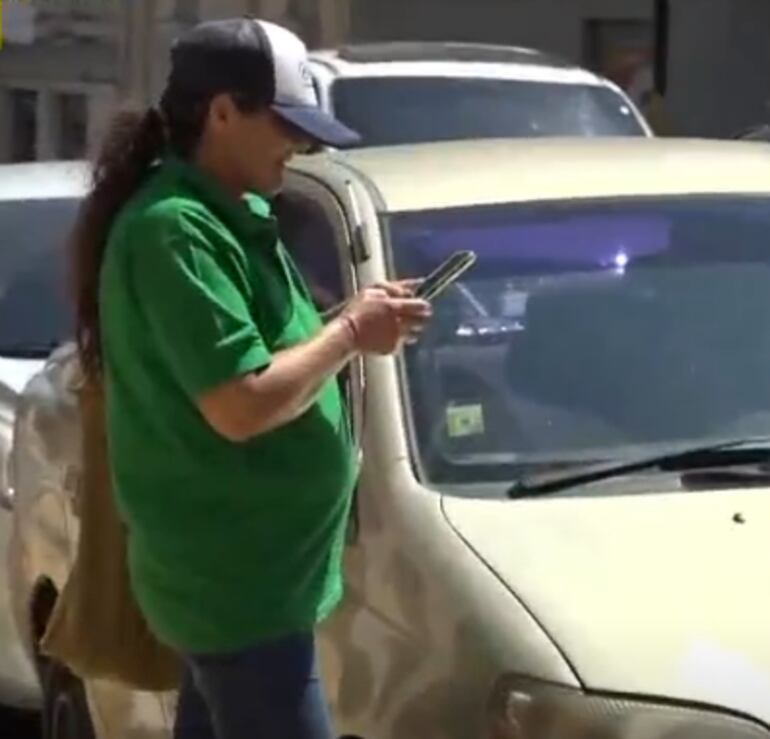 Ordenadores de tránsito prueban aplicación para estacionamiento tarifado.