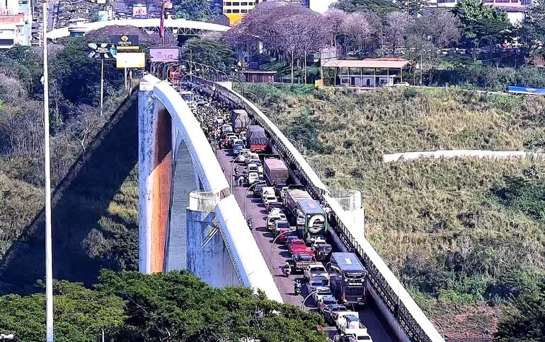 El “Puente de la Amistad” es uno de los  pasos con el Brasil.