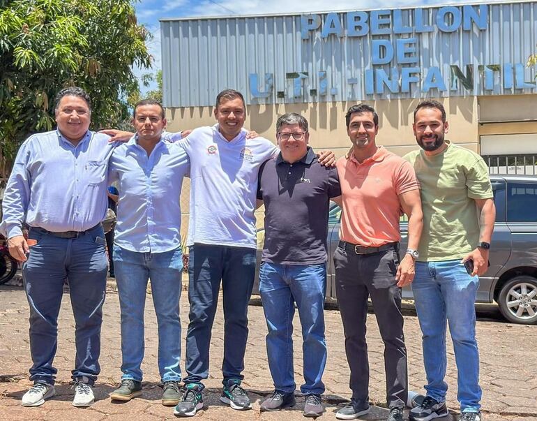 El intendente Miguel Prieto con su equipo político frente al pabellón construido durante la pandemia.