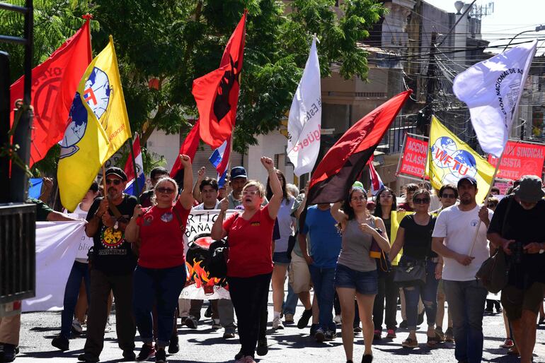 Trabajadores paraguayos marcharon en el día internacional del trabajador.