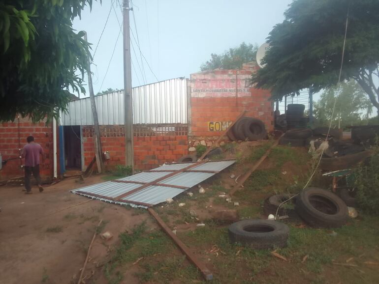 Violento temporal en San Estanislao dejó tres casas destechadas.