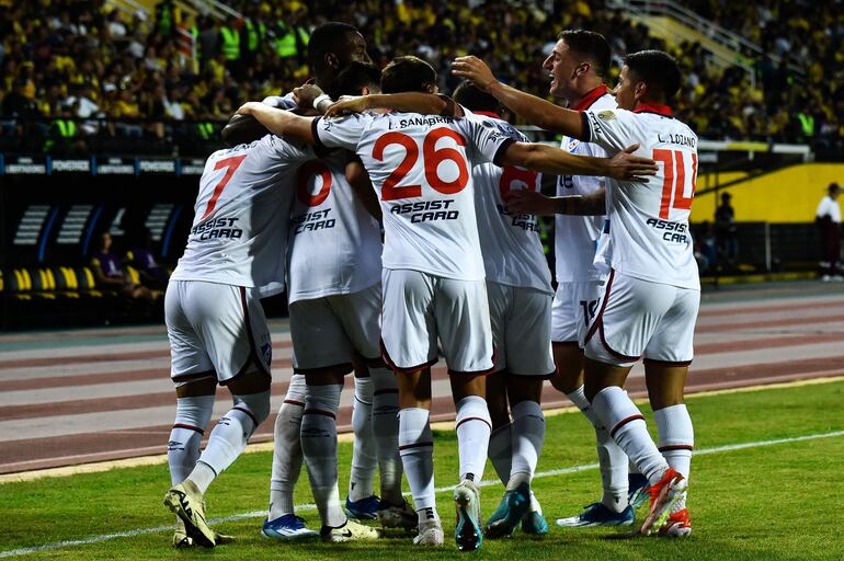 Los jugadores de Nacional de Montevideo celebran un gol en el partido frente al Deportivo Táchira por la penúltima fecha de la fase de grupos de la Copa Libertadores 2024 en el estadio Pueblo Nuevo, en San Cristóbal, Venezuela.