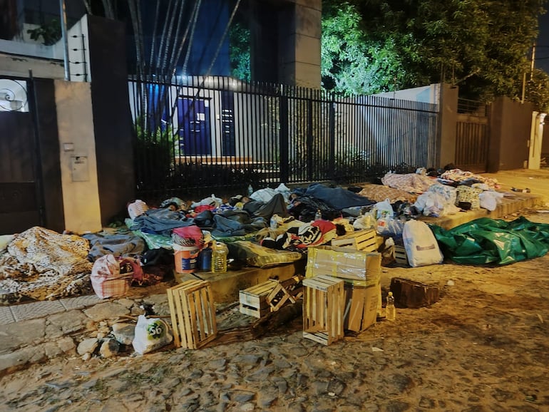 Grupo de San Joaquín acampa frente a DC Ingeniería en Asunción exigiendo agilización de proyecto de puente