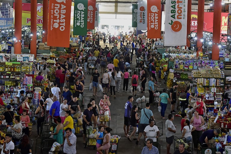 A días de las fiestas de fin de año, los shoppings y diferentes locales comerciales también atraen a los compradores.