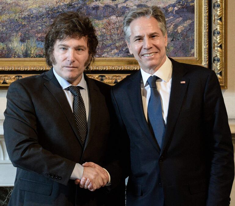 El presidente de Argentina Javier Milei (izq) y el secretario de Estado de Estados Unidos, Antony Blinken (der) en Argentina.