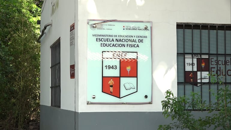 Entrada de la Escuela Nacional de Educación Física, dentro de la Secretaría Nacional de Deportes (SND).