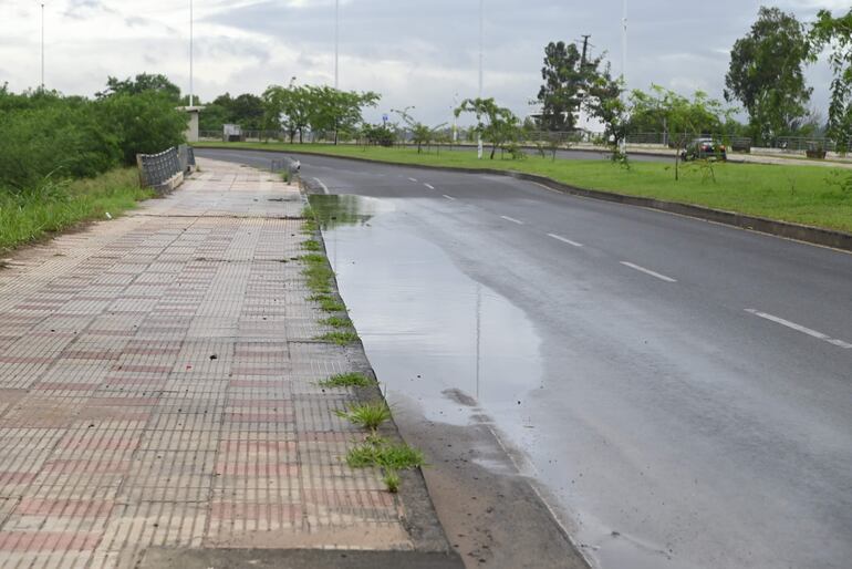 El agua también se acumula en la costanera norte, porque los desagües están con taponamientos.