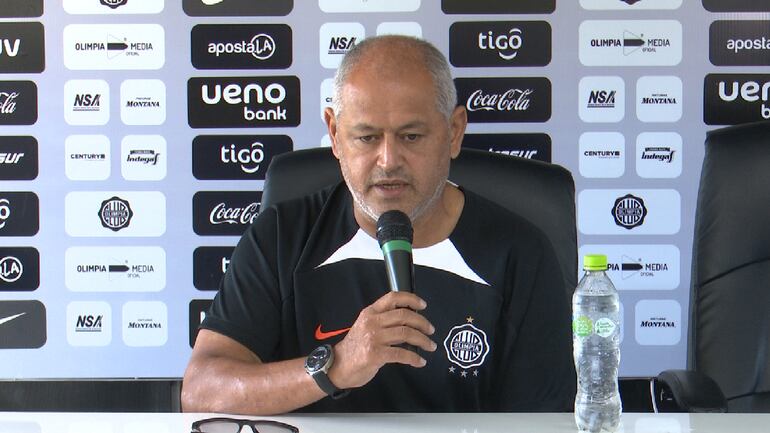 Francisco Arce, entrenador de Olimpia, en conferencia de prensa.