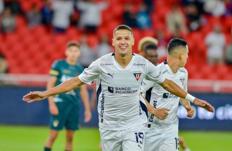 El paraguayo Alex Arce, futbolista de Liga de Quito, celebra un gol en el partido frente al Imbabura por la sexta fecha de la Serie A de Ecuador en el Rodrigo Paz Delgado de Quito, en Ecuador.