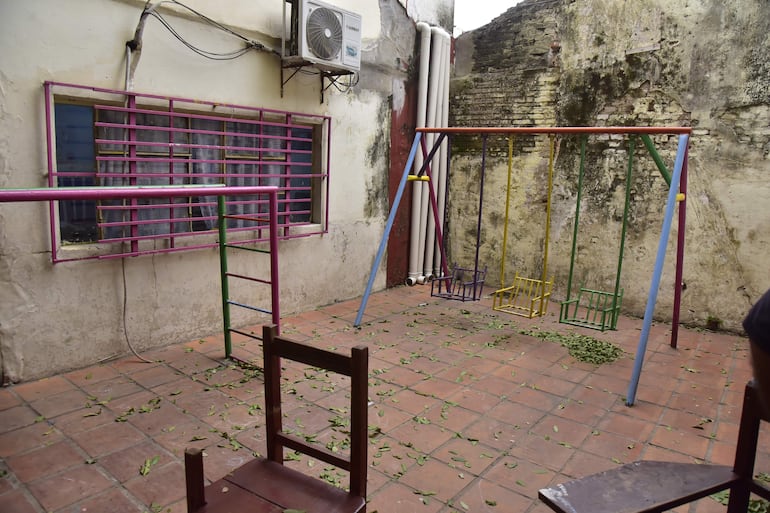 En situación de abandono quedó el parque infantil que utilizaban 45 niños del nivel inicial en la escuela República Argentina.