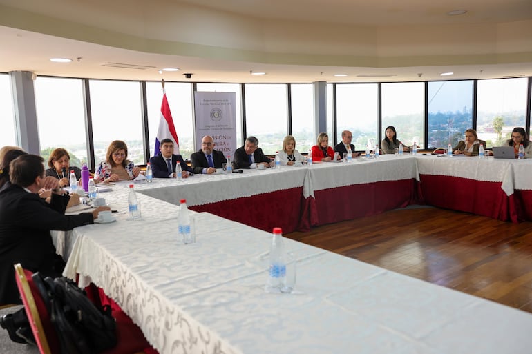 El ministro de Educación,Luis Ramírez (centro), en el centro de la reunión con senadores sobre la educación sexual en el sistema educativo.