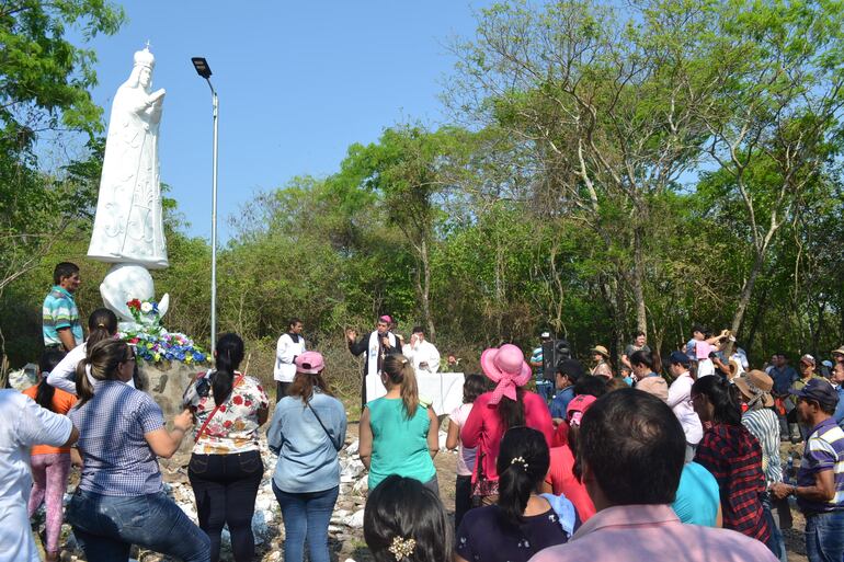 Imagen de archivo, misa presidida en la cima del cerro donde se encuentra la imagen de la Virgen de Caacupé. El monseñor Gabriel Escobar será el gran ausente por motivos de enfermedad.