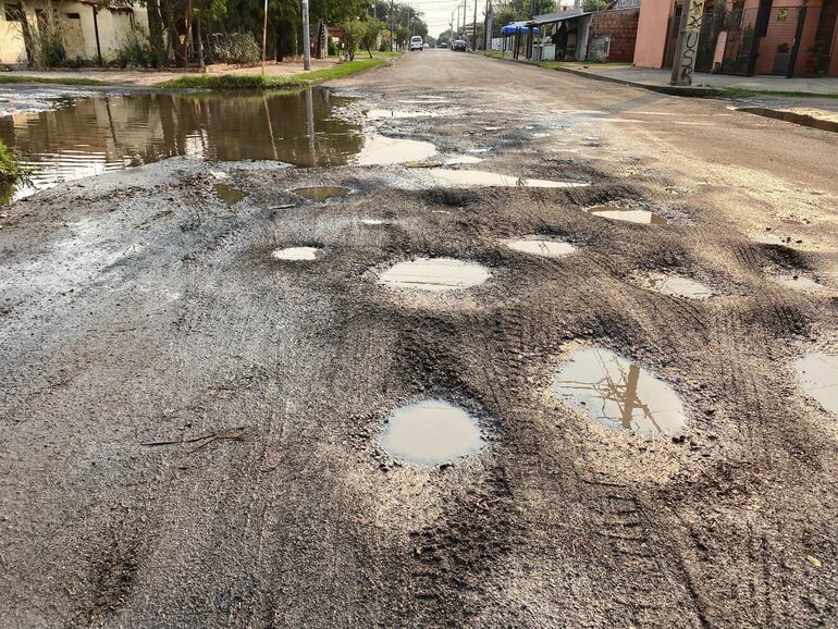 La calle Toledo está en pésimas condiciones. Cruza detrás de la Municipalidad de Mariano Roque Alonso.