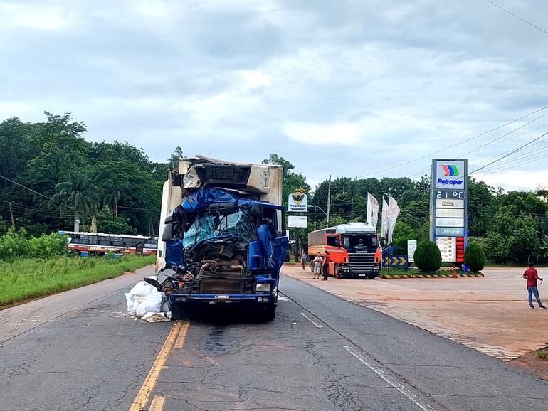 Camión de gran porte esquiva cráteres en ruta PY01 y ocasiona accidente.