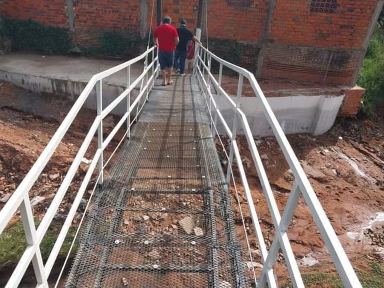 Vecinos del barrio Mbocayaty y la junta municipal de Ñemby exigen esclarecer inversión realizada en la reparación de un puente. Los lugareños indicaron que se trata de un "puente de oro".