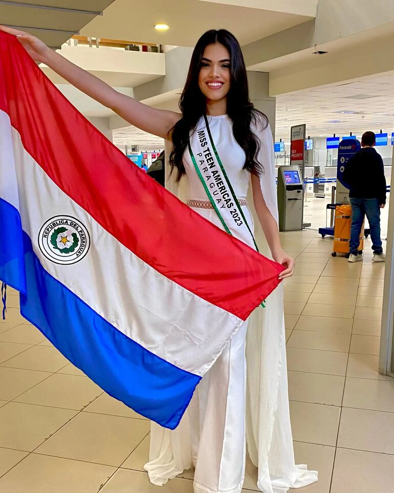 Paula Mendiola posando orgullosa con la bandera paraguaya en manos. (Instagram/Paula Mendiola)